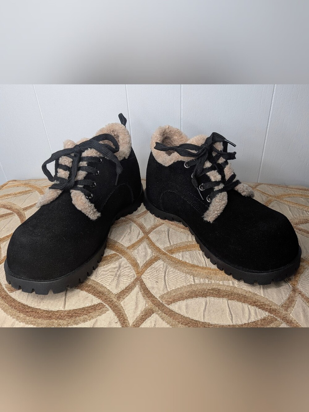 NWOT Lonza Ophelia Women Black Suede Sherpa Lined Lace-Up Ankle Shoe Lug Sole 38